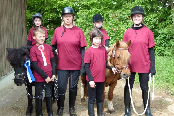 von links: Maja, Luisa, Jonas, Sonja, Jule, Luisa-Marie, Chipsy und Doro von links: Maja, Luisa, Jonas, Sonja, Jule, Luisa-Marie, Chipsy und Doro