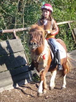 Selina auf Chipsy als Indianer Selina auf Chipsy als Indianer