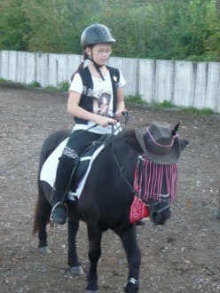 Katha auf Maja als Cowboy