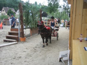 Freya mit Niklas auf der Trabstrecke