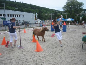 Freya und Maximilian im Geschicklichkeitsparcour