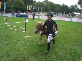 Isabel mit Maximilian auf der Trabstrecke