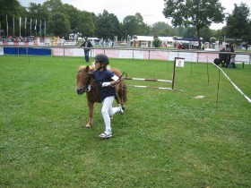Sinem mit Maximilian im Springparcour