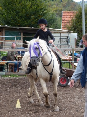 Alina mit Rock Prüfung Ride and Run